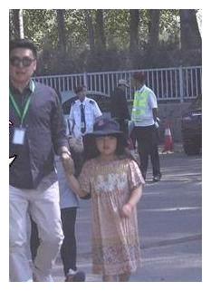 王诗龄比妈妈李湘还贵妇,出门保姆拎包1件衣服近万元