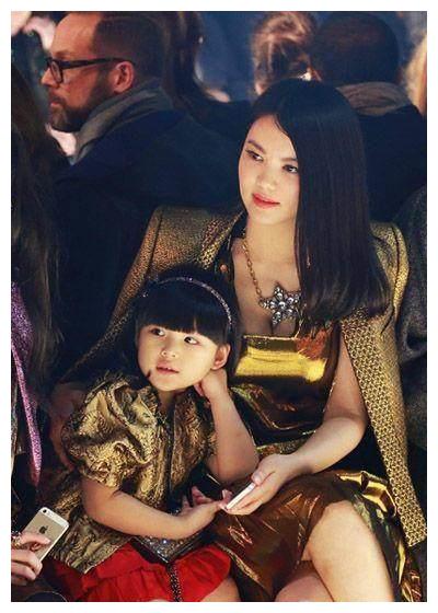 王诗龄比妈妈李湘还贵妇,出门保姆拎包1件衣服近万元