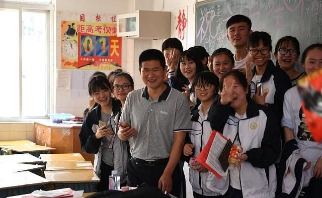 新校服200元,学生:我不买,又丑又贵,还没自己衣服性价比高