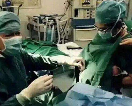 一个多月大宝宝在手术室哭闹不停!护士竟将宝宝抱起来后掀开衣服