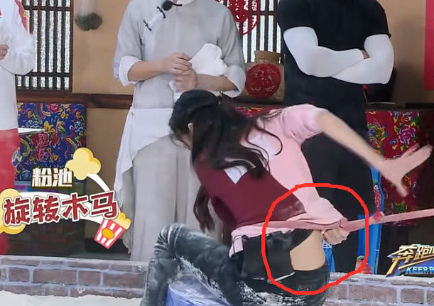 杨颖拔河时,衣服不小心被绳子掀开,网友:未成年请闭眼!