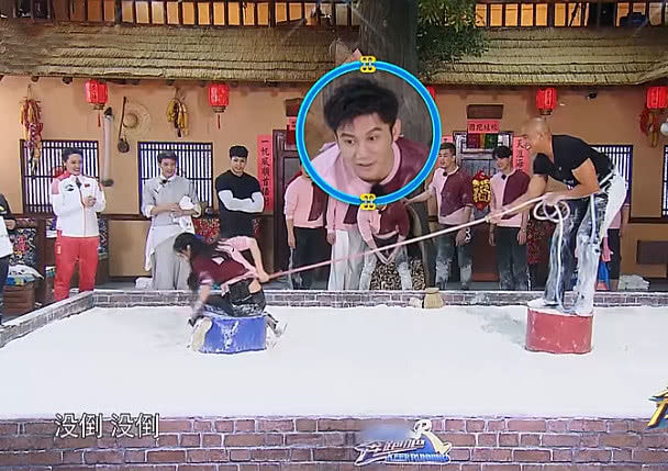 杨颖拔河时,衣服不小心被绳子掀开,网友:未成年请闭眼!