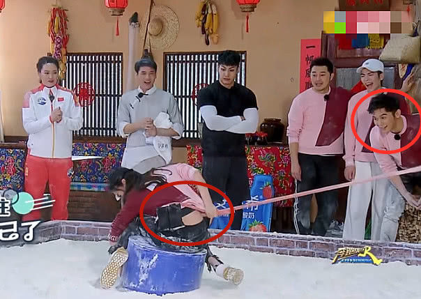 杨颖拔河时,衣服不小心被绳子掀开,网友:未成年请闭眼!